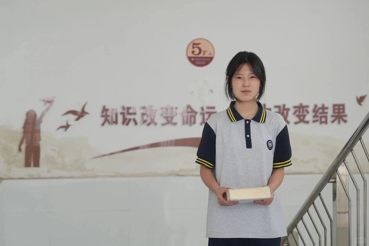 人们喜欢造神，但更喜欢看她陨落